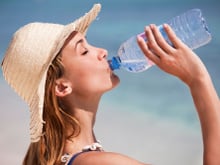 Canicule : Pourquoi boire de l'eau froide est une grosse erreur ?