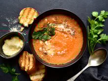 La recette légère parfaite après Noël : une soupe de carottes au parmesan