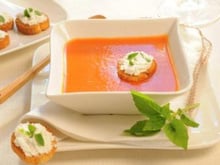 Gaspacho au basilic et croûtons au chèvre frais