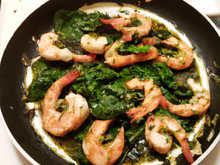 Gambas sautées, sauce épinard, ail et menthe