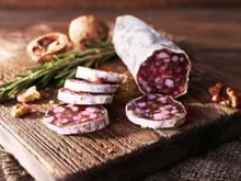 “Si le blanc reste sur vos doigts…” : ce spécialiste des produits de terroirs livre ses conseils pour bien choisir un saucisson
