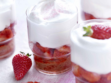 Verrines de fraises et chantilly au chocolat blanc