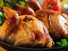 Suprêmes de cailles rôties au four