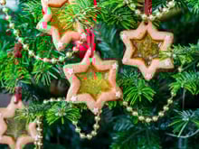 Encore plus beaux et tout aussi faciles à faire que les biscuits de Noël classiques, ces sablés vitraux blufferont vos invités !