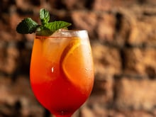 Ce cocktail à base de prosecco se prépare avec seulement 2 ingrédients et rafraîchit dès la première gorgée