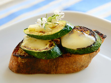 Tartine moutardée à la plancha, courgettes grillées et ossau iraty