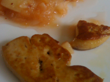 Escalopes de foie-gras mi-cuites, purée de pomme, pêche et mandarine