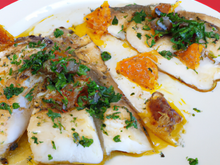 Filets de turbot à l'étouffée, écorces d'oranges et coriandre fraîche