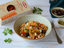 Fusilli de lentilles corail au thon, olives de Kalamata, feta et aux tomates fraîches