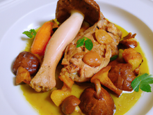 Chapon poché farci aux marrons, girolles et pleurotes