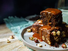 Brownie aux noisettes, sauce caramel et beurre salé