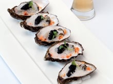 Huîtres pochées dans un bouillon de mogette, légumes croquants et caviar de hareng