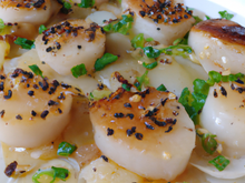 Coquilles St-Jacques à l'huile de sésame et aux poireaux