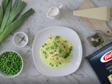 Tagliatelle aux poireaux, petits pois et crème de parmesan.