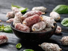 Attention à l'apéro : Carrefour et Cora rappellent en urgence des mini saucissons contaminés