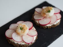 Tartine de pain noir, saint-morêt, radis et crevettes roses