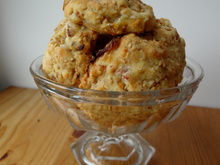 Cookies oignons, cantal, lard et sésame