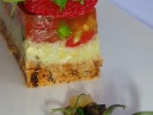 Finger croustillant aux tomates anciennes confites, avocat et tourteau, gelée de tomate au piment d'Espelette, et condiment citron confit olive basilic