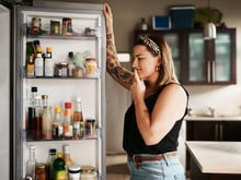 Ce vieux réflexe de grand-mère avec vos pots entamés transforme votre frigo en nid à bactéries