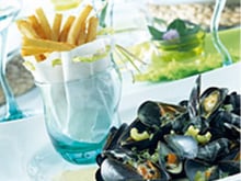 Moules au curry et frites en cornet
