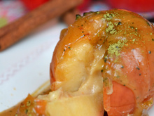 Pommes confites à la cannelle, à la vanille et à la purée d'amande - Sauce caramélisée au thé matcha