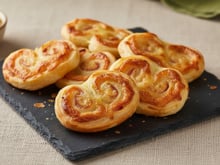 Feuilletés roulés moutarde, jambon et gruyère : les bouchées gourmandes qui font briller l’apéro des fêtes