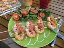 Brochettes de gambas aux baies roses et citron vert