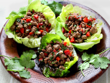 Bœuf sauté au poivron dans sa coque de laitue