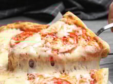 Connaissez-vous cette astuce pour que votre mozzarella ne brûle pas quand vous faites cuire la pizza au four ?