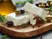 L'astuce toute bête pour que votre feta entamée ne sèche pas et reste savoureuse