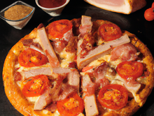 Pizza dinde, jambon, fromages, tomate