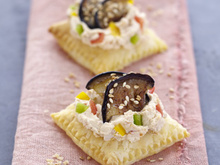 Bouchée feuilletée à l'Apérivrais, tartinade aux 3 poivrons et aubergine grillée au sésame