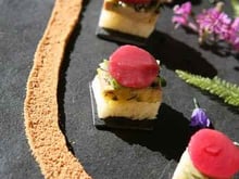 Toasts de foie gras de canard mi-cuit sous une chiffonnade de mange-tout au basilic et pêche d'été