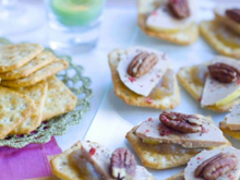Canapés de crackers au foie gras et aux noix de pécan
