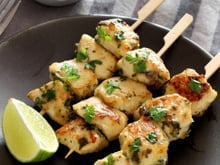 Brochettes de poulet au citron et aux herbes