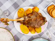 “En voici une que j’adore” : Pour Pâques, Laurent Mariotte dévoile une de ses recettes fétiches de gigot d’agneau !