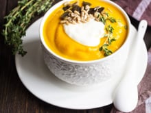 Cyril Lignac partage sa recette du cappuccino de butternut et lard croustillant, une entrée idéale pour les fêtes !