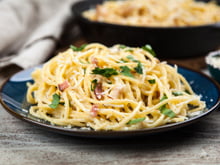L'ingrédient tabou que de nombreux restaurants en Italie ajoutent secrètement dans leur carbonara