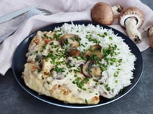 Potimarron rôti, escalopes de poulet à la crème et aux champignons, pommes de terre farcies au saumon, spaghetti au citron : le menu de la semaine du 24 au 28 octobre