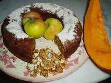 Gâteau au potimarron, noix et pommes