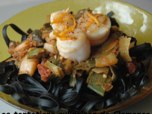 Pâtes à l'encre de seiche, saint-jacques et chorizo à la mandarine