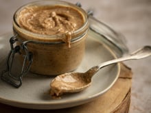 Vous n’allez pas croire ce qui peut remplacer la pâte de pistache dans vos recettes pour beaucoup moins cher !