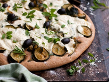 Pizza verde aux courgettes, pistou et fromage végétal