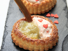 Tarte à la rhubarbe vanillée, crème de mascarpone à la fraise