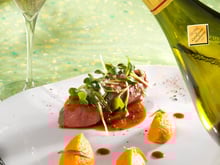 Selle d'agneau vapeur à l'estragon,carottes au cumin et jus déglacé à l'eau de carotte avec un champagne de vigneron extra-brut