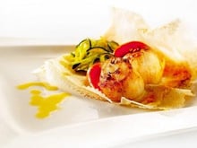 Plancha de St Jacques, réduction d'orange au romarin et spaghettis verts