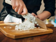 Ce chef dévoile la bonne technique à adopter pour découper un oignon parfaitement et sans pleurer !