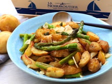 Salade de pommes de terre primeurs rôties aux asperges vertes et parmesan