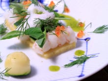 Tartelette de polenta aux langoustines et bouillon de crustacés