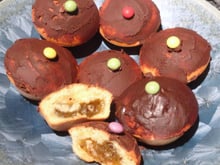 Muffins fourrés au kiwi nappés et au chocolat noir